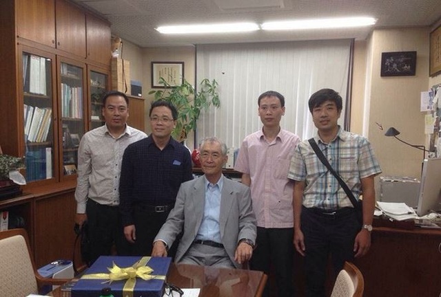 Hai học trò Việt chia sẻ về GS Nhật đoạt giải Nobel Y học 2018 - 1
PGS Trần Huy Thịnh (thứ 2 từ phải sang) và GS Tạ Thành Văn (thứ 2 từ trái sang) cùng GS Honjo (giữa). Ảnh nhân vật cung cấp.