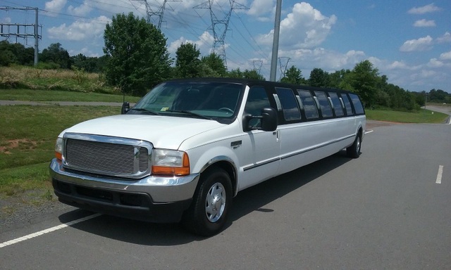 Xe limousine có an toàn? - 3
Một chiếc limousine Ford Excursion 2001 tương tự chiếc xe gây tai nạn