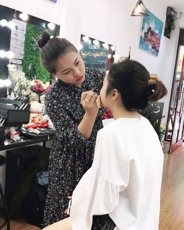 Trang điểm cho khách cũng đòi hỏi phải có thẩm mỹ