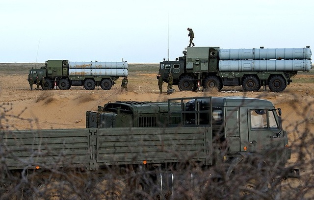 Nga cấp miễn phí 24 bệ phóng và hàng trăm tên lửa S-300 cho Syria - 1
Nga gấp rút chuyển S-300 giúp Syria tăng cường năng lực phòng không. (Ảnh: TASS)