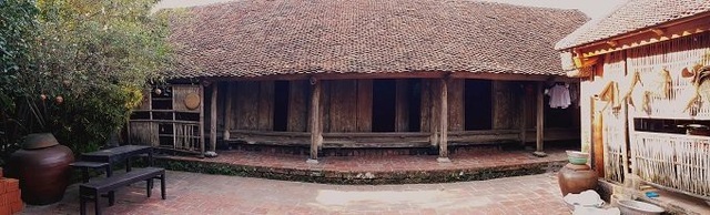 Ngôi nhà cổ gần 400 tuổi trả tiền tỷ không bán ở Hà Nội - 2
Căn nhà cổ bằng gỗ có tuổi đời gần 400 năm thuộc sở hữu của gia đình ông Nguyễn Văn Hùng (51 tuổi, Đường Lâm, Sơn Tây, Hà Nội. Gia đình ông Hùng là thế hệ thứ 12 sinh sống tại đây.