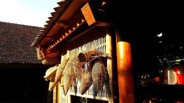 Ngôi nhà cổ gần 400 tuổi trả tiền tỷ không bán ở Hà Nội - 13
Gian bếp của khu nhà vườn treo những chiếc đó và nơm bắt cá. Đây là nét đặc trưng của khu vực đồng bằng Bắc Bộ.