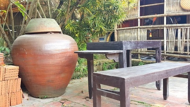 Ngôi nhà cổ gần 400 tuổi trả tiền tỷ không bán ở Hà Nội - 14
Khoảng sân rộng rãi, lát gạch để vui chơi. Gia chủ còn đặt một chiếc bàn gỗ lấy chỗ uống nước và những chiếc chum vại chứa nước mưa.