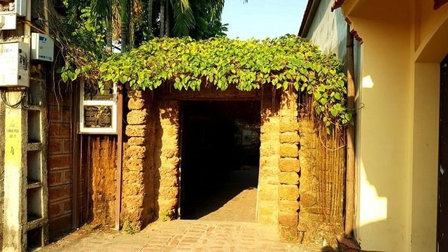 Ngôi nhà cổ gần 400 tuổi trả tiền tỷ không bán ở Hà Nội - 3
Cổng nhà được xây bằng đá ong. Ông Hùng cho biết: Khi làm nhà, đàn ông trong mỗi gia đình thường đi đào những tảng đá ong nằm sâu dưới lòng đất, về cắt xén thành bản vuông xếp chồng lên nhau, sau đó lấy bã trấu, bùn để tạo chất kết dính.