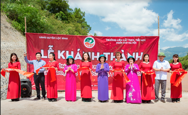 Khánh thành cầu tràn từ đóng góp của học sinh trường Ngôi Sao Hà Nội - 2
Lễ cắt băng khánh thành cầu tràn Ngôi Sao Hà Nội