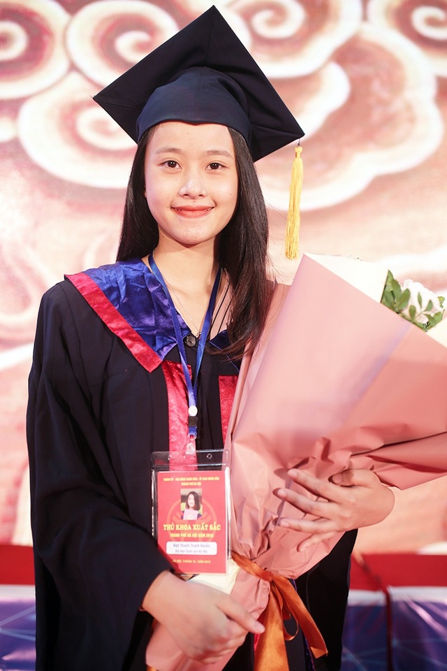 Những gương mặt thủ khoa xinh đẹp, tài giỏi được vinh danh - 8
Thủ khoa chương trình Kinh doanh quốc tế - ĐH Quốc gia Hà Nội Ngô Thanh Thanh Huyền. Cô có điểm trung bình chung toàn khóa 3.75/ 4.00. Không chỉ có thành tích học tập xuất sắc, Thanh Huyền còn rất tích cực tham gia hoạt động Đoàn - Hội, công tác xã hội, xung kích tình nguyện vì cộng đồng, như tham gia tình nguyện viên tại làng trẻ khuyết tật huyện Chương Mỹ, tham gia các hoạt động tình nguyện do Câu lạc bộ Tình nguyện Khoa Quốc tế tổ chức.