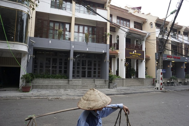 Dãy nhà mới xây theo kiến trúc cổ Hà Nội trên phố Lương Ngọc Quyến trong buổi sáng đầu năm mới 2018 vắng người.