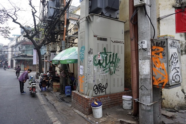 Phố cổ Hà Nội bị bôi bẩn khắp nơi bởi hình vẽ graffiti - 9
Loạt hộp kỹ thuật phố Lương Ngọc Quyến dày đặc các hình vẽ.