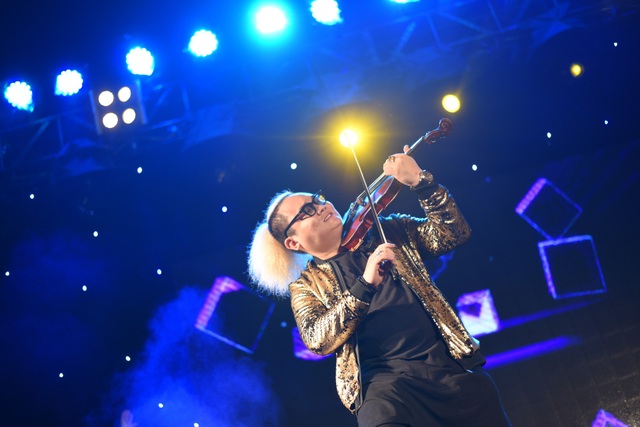 Sự kiện giải trí âm thanh ánh sáng lớn nhất chào 2018 của Vạn Phúc Media & Events và 360Live - 2 Violin Fat B với phần trình diễn violin độc đáo