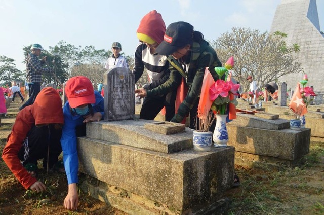 Những người quản trang thầm lặng - 5 Các thầy cô, học sinh luôn ghi nhớ công ơn của các anh hùng liệt sĩ đã ngã xuống.