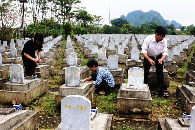 Những người quản trang thầm lặng - 2 Các quản trang đang chăm sóc, thắp nhang cho các phần mộ.