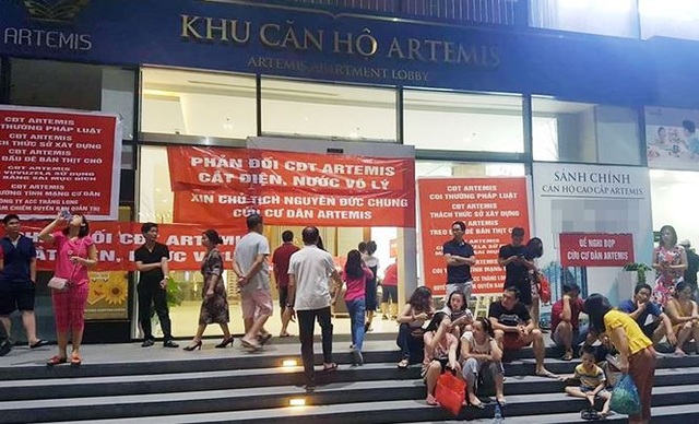 Bỏ vài tỷ mua căn hộ cao cấp, cư dân nhận “bực mình” vì tranh chấp - 1 Dân chung cư 5 sao Artemis xuống đường căng băng rôn vì bị cắt... nước.