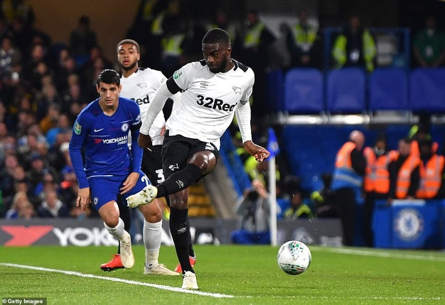 Nhìn lại trận thắng đầy tranh cãi của Chelsea trước Derby - 5
Ngay phút thứ năm, Tomori khiến tất cả ngỡ ngàng với pha đá phản lưới nhà siêu đẳng. Chân trái sút trượt, bóng đập chân phải rồi bay vào lưới