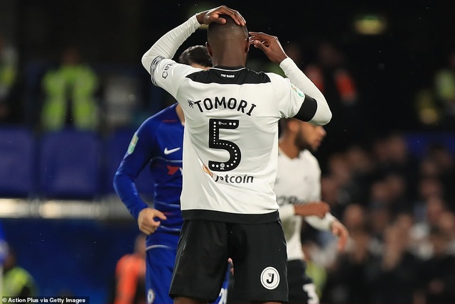 Nhìn lại trận thắng đầy tranh cãi của Chelsea trước Derby - 6
Sự hối hận của trung vệ cao to người Canada bên phía Derby. Ở góc tích cực, Tomori đã ghi điểm với cổ động viên Chelsea