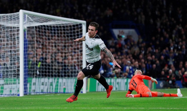 Nhìn lại trận thắng đầy tranh cãi của Chelsea trước Derby - 7
Tuy nhiên, hàng thủ của Chelsea chơi không ổn, họ cũng không thể ngăn chặn các đợt tấn công của Derby. Phút 9, Marriott đã xuyên thủng mành lưới của Chelsea quân bình tỉ số 1-1