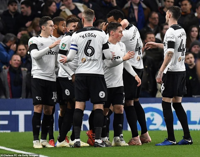 Nhìn lại trận thắng đầy tranh cãi của Chelsea trước Derby - 8
Niềm vui của các cầu thủ đội khách với bàn thắng gỡ hòa từ rất sớm