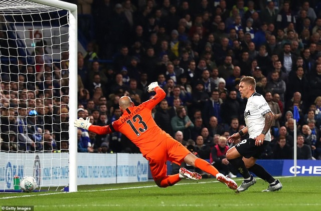 Nhìn lại trận thắng đầy tranh cãi của Chelsea trước Derby - 11
Lợi thế của Chelsea không dài, Waghorn đã lần thứ hai giúp Derby gỡ hòa sau khi Chelsea vượt lên trong thời gian ngắn