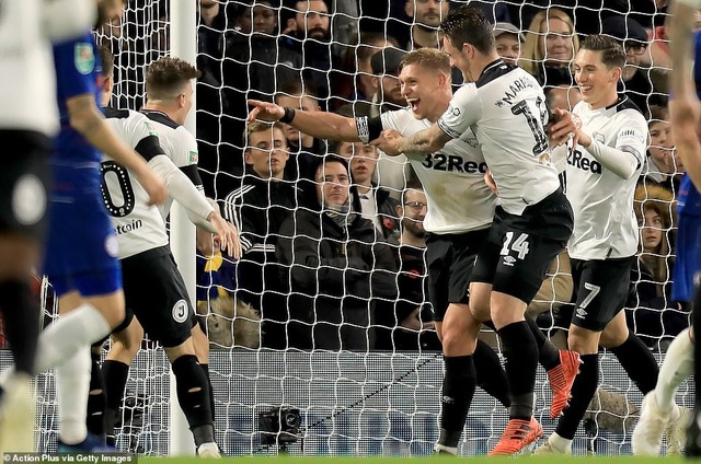 Nhìn lại trận thắng đầy tranh cãi của Chelsea trước Derby - 12
Sự hân hoan của các cầu thủ đội khách với bàn thắng thứ hai vào lưới Chelsea. Đó là kết quả khá bất ngờ