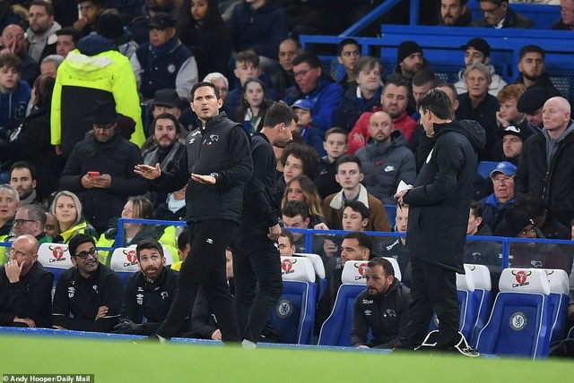Nhìn lại trận thắng đầy tranh cãi của Chelsea trước Derby - 14
Lampard chỉ đạo học trò thi đấu bên đường biên của Stamford Bridge