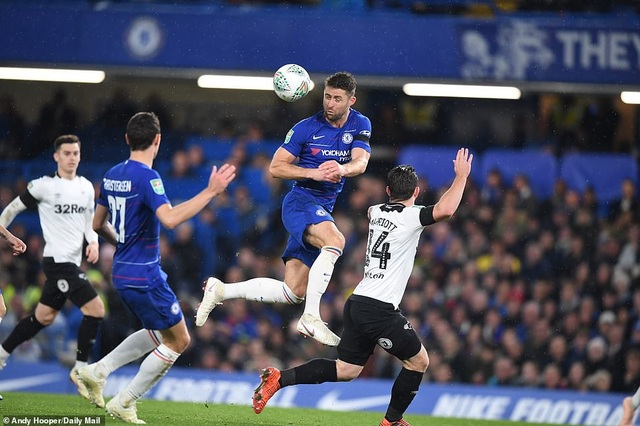 Nhìn lại trận thắng đầy tranh cãi của Chelsea trước Derby - 17
Cahill cắt bóng ở một tình huống tấn công của Derby, đội trưởng Chelsea không còn được thi đấu nhiều, anh sẽ ra đi vào tháng 1 tới và đích đến là West Ham