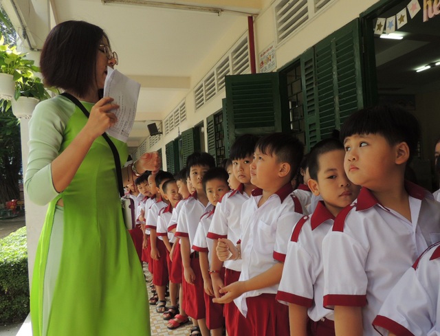 Giáo viên trẻ phải vay nợ, xin tiền bố mẹ... để sống vì lương thấp - 1
Đồng lương thấp, nhiều giáo viên trẻ gặp thách thức khi bám trụ với nghề giáo. (Ảnh minh họa)
