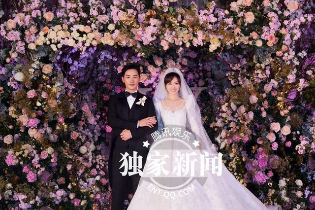 Đường Yên - La Tấn khoe ảnh cưới lãng mạn, ngọt ngào - 1
Đường Yên hóa thân thành nàng công chúa xinh đẹp và ngọt ngào trong tiệc cưới. Cô sánh đôi cùng chú rể La Tấn trong ngày trọng đại.