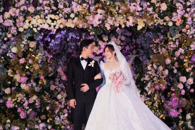 Đường Yên - La Tấn khoe ảnh cưới lãng mạn, ngọt ngào - 3
Chuyện tình của La Tấn và Đường Yên giống như một bộ phim tình cảm lãng mạn. Trước khi yêu nhau, họ là bạn bè thân thiết. La Tấn yêu đơn phương Đường Yên, ở bên cô trong những giai đoạn khó khăn nhất trong cuộc sống, chứng kiến khổ sở và đau lòng vì mối tình với Khưu Trạch tan vỡ.