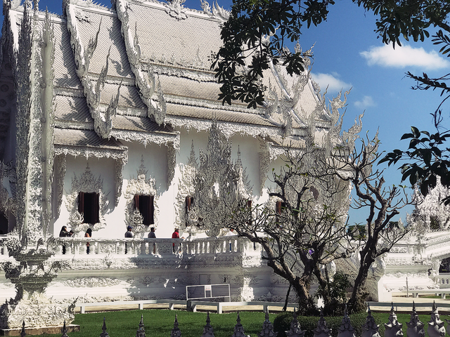 Ba ngôi chùa nổi tiếng ở Chiang Mai - Chiang Rai - 6
Wat Rong Khun, hay còn gọi là Chùa Trắng là một trong những ngôi chùa dễ nhận biết nhất ở Thái Lan. Ngôi chùa bên ngoài Chiang Rai thu hút một số lượng lớn du khách mỗi ngày