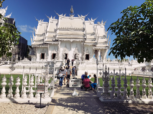 Ba ngôi chùa nổi tiếng ở Chiang Mai - Chiang Rai - 7
Wat Rong Khun trang hoàng bằng màu trắng và sử dụng các mảnh thủy tinh gắn cùng thạch cao, lấp lánh dưới ánh mặt trời. Màu trắng biểu thị sự thuần khiết của Đức Phật