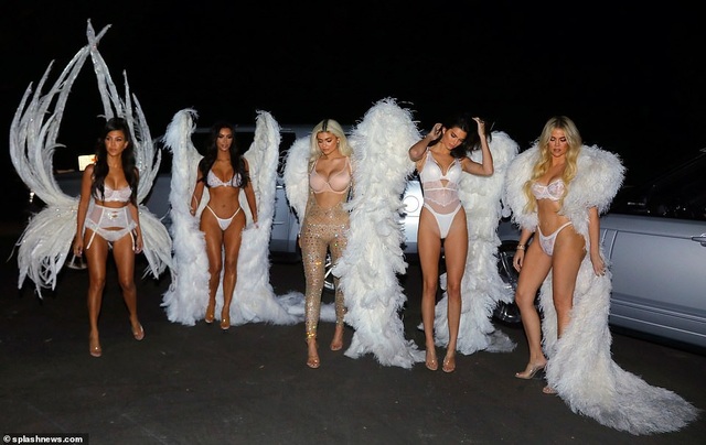 Chị em nhà Kardashians hóa thân thành thiên thần Victoria's Secret - 2
Chị em cô Kim khoe dáng vóc gợi cảm