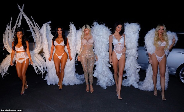 Chị em nhà Kardashians hóa thân thành thiên thần Victoria's Secret - 6
Chị em cô Kim như siêu mẫu khi bước ra phố