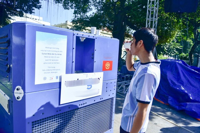 Người dân tò mò về máy lấy nước uống từ không khí đặt bên hồ Gươm - 2
Máy lọc nước đã đi vào hoạt động, phục vụ miễn phí nhu cầu nước uống của người dân, đặc biệt là du khách tham quan khu vực hồ Gươm.