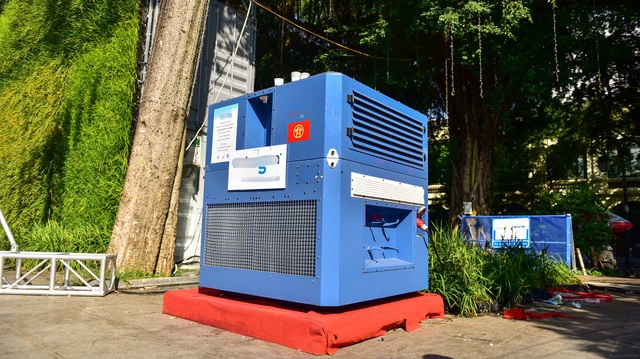 Người dân tò mò về máy lấy nước uống từ không khí đặt bên hồ Gươm - 1
Nhân dịp kỉ niệm 25 năm thiết lập quan hệ ngoại giao Việt Nam - Israel (1993-2018), một công ty của Israel đã tặng UBND TP Hà Nội hai chiếc máy lọc nước từ không khí. Một trong hai chiếc đã được lắp đặt tại khu vực tượng đài Lý Thái Tổ bên hồ Gươm.