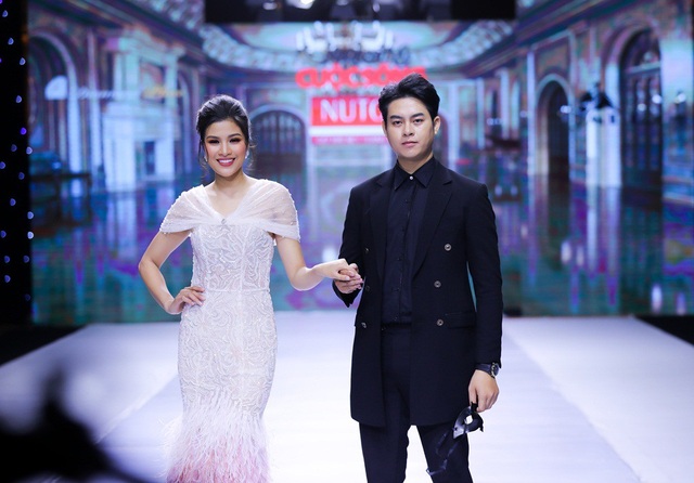 Võ Hoàng Yến, Phan Thị Mơ, Nguyễn Thị Thành lộng lẫy trên sàn catwalk - 4 Võ Hoàng Yến, Phan Thị Mơ, Nguyễn Thị Thành lộng lẫy trên sàn catwalk - 4