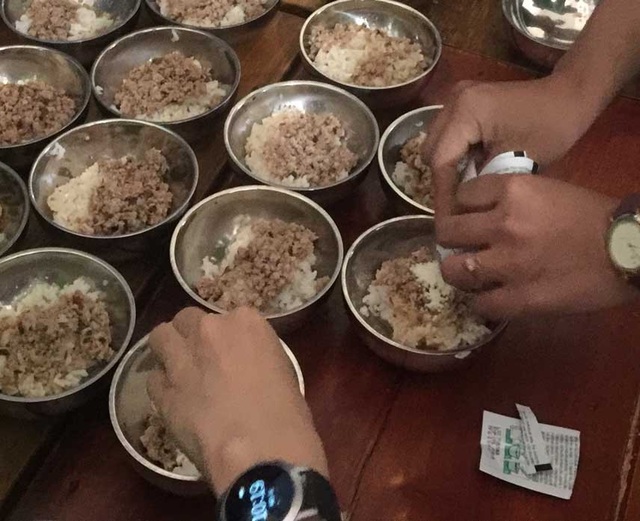 Bổ sung vi chất cho hơn 2.500 trẻ mầm non suy dinh dưỡng - 3
Gói vi chất không vị, không mùi sẽ được trộn trực tiếp vào bát cơm của trẻ