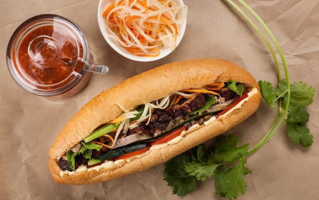 Những món ăn bán đầy vỉa hè Việt bất ngờ “nổi danh” trên báo Tây - 4 Bánh mì là một món ăn dân dã tại Việt Nam. Đây được đánh giá là một trong món ăn mà du khách phải thử khi tới Việt Nam, đặc biệt tại các thành phố lớn như Hà Nội, Hồ Chí Minh hay phố cổ Hội An. Món bánh mì giòn rụm bên ngoài, mềm và mọng nước bên trong, ăn với thịt lợn, các loại rau sống, chả, xúc xích, pate và nhiều nguyên liệu khác gia giảm tùy theo mỗi vùng miền. Theo bảng xếp hạng từ website du lịch uy tín traveller.com.au của nước Úc, cùng với nhiều món sandwich khác, bánh mì Việt Nam được nhiều du khách cực kỳ yêu thích và có tên trong bảng xếp hạng 10 món sandwich ngon nhất thế giới.
