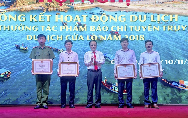 Trao thưởng tác phẩm báo chí viết về du lịch Cửa Lò 2018 - 1 Dịp này UBND tỉnh Nghệ An đã tặng Bằng khen cho 17 tập thể và 5 cá nhân; UBND TX Cửa Lò tặng Giấy khen cho 08 tập thể và 09 cá nhân đã có thành tích xuất sắc trong hoạt động du lịch năm 2018.