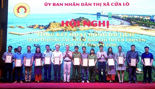 Trao thưởng tác phẩm báo chí viết về du lịch Cửa Lò 2018 - 2 Trao giải thưởng báo chí cho các cá nhân đạt thành tích xuất sắc trong hoạt động du lịch Cửa Lò.