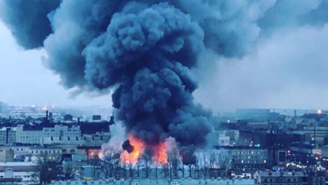 Trung tâm thương mại ở St. Petersburg chìm trong biển lửa - 1
Theo RT, lửa đã bùng phát từ một siêu thị thuộc trung tâm thương mại Lenta ở thành phố St. Petersburg vào khoảng 8 giờ sáng ngày 10/11 giờ địa phương.