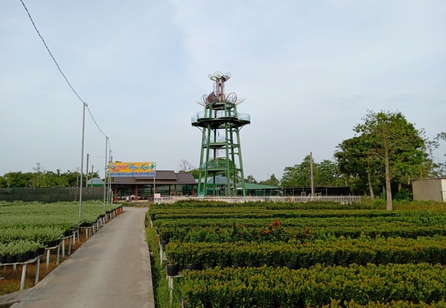 Tết này đến làng hoa Sa Đéc… tha hồ ngăm hoa từ trên cao - 1 Đài ngắm hoa này hứa hẹn sẽ là địa điểm check in lí thú của giới trẻ khi đến Làng hoa Sa Đéc