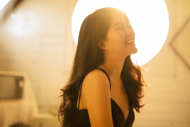 "Hot girl Reuters" Kiều Trinh thay đổi phong cách, quyến rũ hút hồn - 1 Nguyễn Hoàng Kiều Trinh là diễn viên trẻ, đi lên từ hiện tượng mạng xã hội. Cô có một số vai diễn đáng chú ý trong phim Em chưa 18, Ông ngoại tuổi 30...