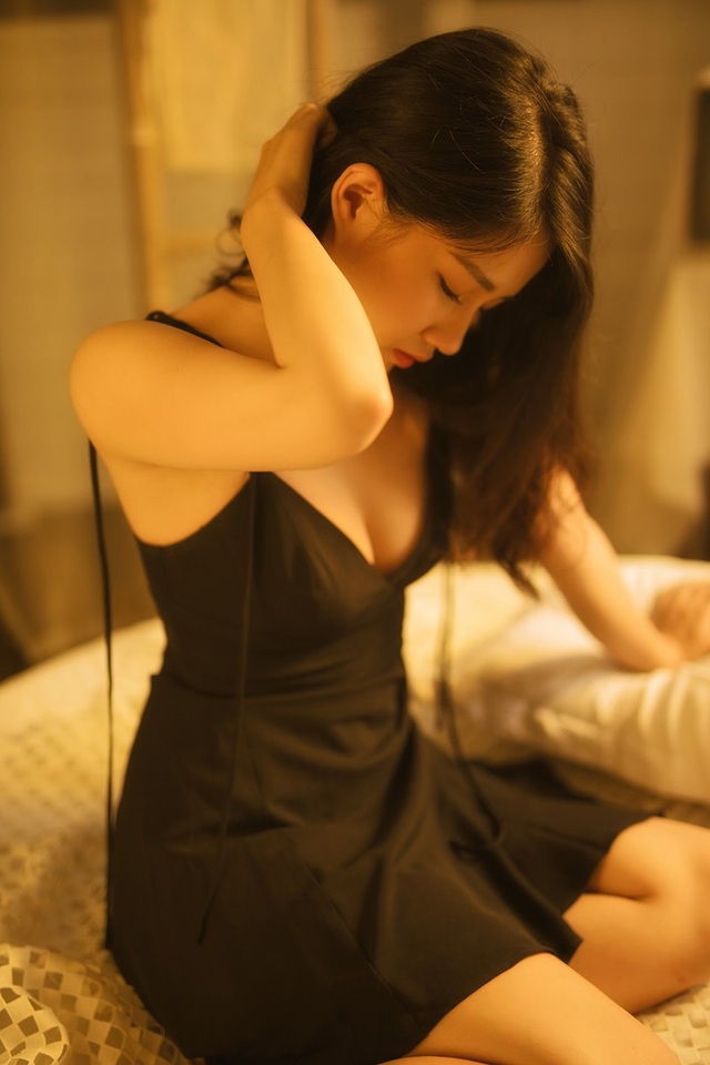 "Hot girl Reuters" Kiều Trinh thay đổi phong cách, quyến rũ hút hồn - 3 Trước đây, Kiều Trinh thường chỉ nhận lời tham gia những concept hình ảnh mang phong cách trong sáng, đáng yêu. Rất ít khi công chúng nhìn thấy Kiều Trinh trong hình ảnh gợi cảm như thế này.