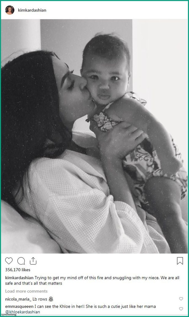 Cháy rừng ở bang California, sao Hollywood cầu nguyện cho sự an nguy - 6
Ngôi sao truyền hình thực tế Kim Kardashian chia sẻ bức ảnh hôn cháu gái ruột với tâm sự rằng cô đang phải cố gắng để không mải miết nghĩ về trận hỏa hoạn đang đe dọa ập tới với căn biệt thự nhà mình. Hiện tại, các thành viên trong đại gia đình Kardashian đều đã di chuyển tới nơi an toàn, bỏ lại các căn biệt thự, Kim tự nhủ rằng các thành viên được an toàn mới là điều quan trọng. Riêng căn biệt thự của vợ chồng Kim và rapper Kanye West có giá trị vào khoảng 20 triệu USD.