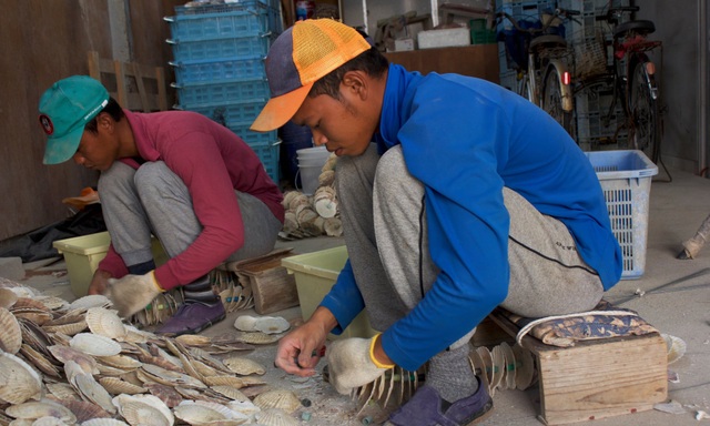 “Cơn khát” lao động nước ngoài tại Nhật Bản - 1
Mohammad (phải) và Munadi là hai lao động nước ngoài tại Nhật Bản. (Ảnh: Guardian)