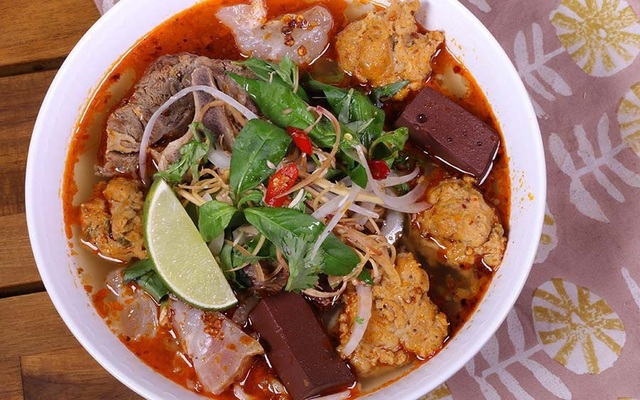Những món ăn bán đầy vỉa hè Việt bất ngờ “nổi danh” trên báo Tây - 9 Bún bò Huế là một trong những đặc sản của xứ Huế. Món ăn có nguyên liệu chính là bún, thịt bắp bò, giò heo… Đầu bếp Mỹ nổi tiếng Anthony Bourdain khi ăn thử món bún bò Huế đã thốt lên rằng: Bún bò Huế là món súp ngon nhất Thế giới. Theo ông, món bún này có hương vị vô cùng đặc biệt và rất đậm đà.