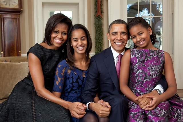 Bà Obama trải lòng việc sinh 2 con gái bằng thụ tinh trong ống nghiệm - 1
Gia đình cựu Tổng thống Mỹ Barack Obama (Ảnh: Reuters)