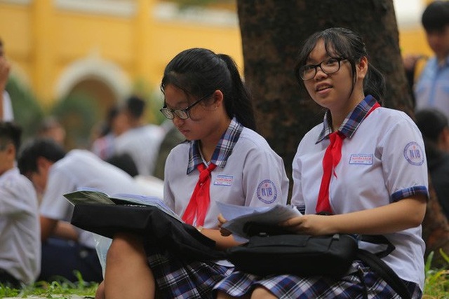 Thay đổi cách hỏi trong đề thi lớp 10 tại TPHCM - 1
Thí sinh dự kỳ thi lớp 10 tại TPHCM năm 2018 ôn bài trước khi bước vào môn thi tiếng Anh. (Ảnh: Hoàng Triều)