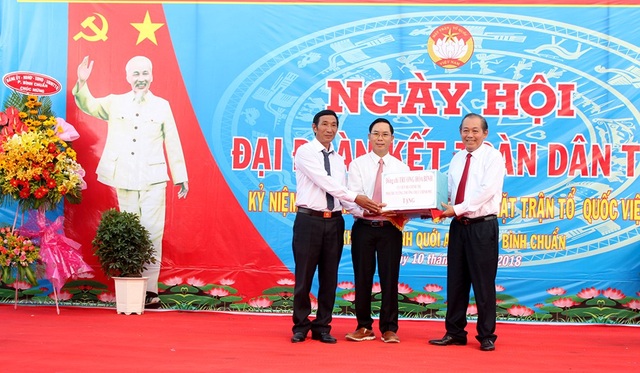 Phó Thủ tướng dự “Ngày hội Đại đoàn kết toàn dân tộc” - 2 Phó Thủ tướng Trương Hòa Bình tặng quà cho cán bộ và nhân dân khu phố Bình Quới A.