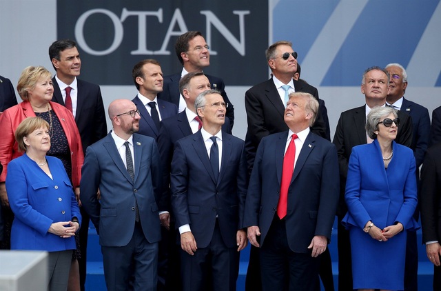 Ông Trump “nổi đóa” trước ý tưởng quân đội chung châu Âu của Tổng thống Pháp - 1
Tổng thống Trump chụp ảnh cùng các nhà lãnh đạo NATO tại hội nghị thượng đỉnh NATO ở Bỉ hồi tháng 7. (Ảnh: Getty)