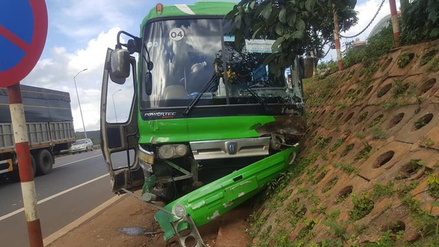 Dừng mua vé BOT, ô tô 7 chỗ bị xe khách húc bẹp dúm - 2
Hai chiếc xe hư hỏng nghiêm trọng tại hiện trường.